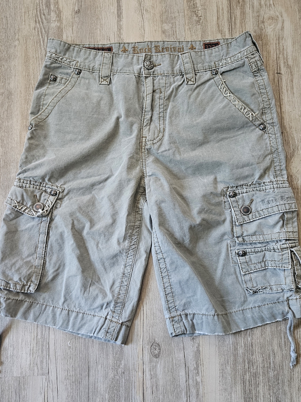 Rock Revival Men's Light Gray Y2K Baggy Embriodered Kakhi Cargo Shorts Size 33